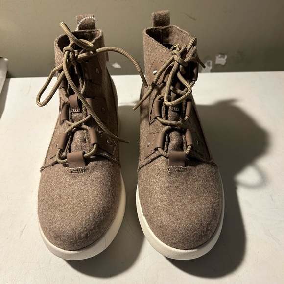 OTBT light brown color wool ankle booties laceup front size 6.5 NWT - Picture 1 of 7